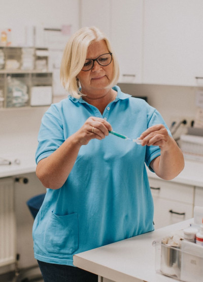 Bild 10 - Mitarbeiterin zieht Spritze auf.jpg